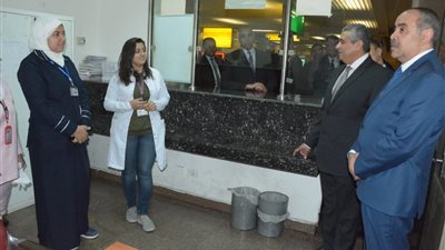 وزير الطيران المدني يتفقد الحجر الصحي بمطار القاهرة 