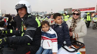 بالصور.. الأطفال يلتقطون الصور التذكارية مع الشرطة في احتفالية الداخلية