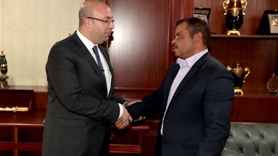 تكريم رئيس قرية عقب مطاردته لسيارة تهريب 