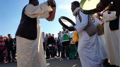 شاهد.. قبيلتا العبايدة والبشارية ترقص بالسيوف في معرض الكتاب (فيديو وصور)