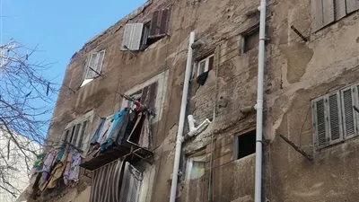 سقوط أجزاء من عقار تقطنه 50 أسرة في الإسكندرية (صور)