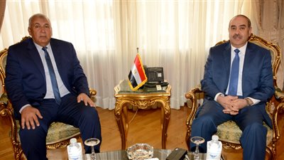 وزير الطيران ومحافظ الوادي الجديد يبحثان تطوير الخدمات بالمحافظة 