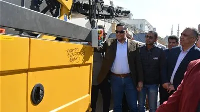 محافظ الدقهلية يتسلم أول سيارة مكنسية من 