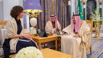 الملك سلمان يبحث مع مديرة اليونسكو تطوير سبل التعاون