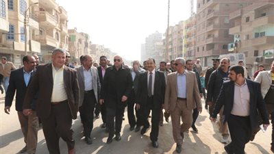 مواطنون يستوقفون محافظ بني سويف خلال تفقده تطوير طراد النيل بالواسطى (صور)