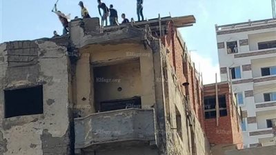 لخطورته على المواطنين.. إزالة عقار مُهدد بالإنهيار في الإسكندرية 