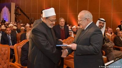 تعليق محمود سعد عن المناوشة الكلامية بين الطيب والخشت (فيديو)