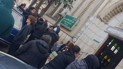 جثمان الصحفي أحمد المنسي يصل لمسجد العمري في الإسكندرية 