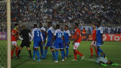 الشرطة السودانية تحتجز جماهير الأهلي في ملعب الجوهرة 