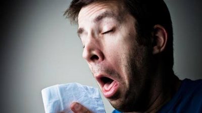 خبير مناعة: لا تسمح لأحد العطس أمامك بدون أن يرجع مترين للخلف