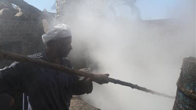 العسل الأسود يشكو قلة الأيدي العاملة.. ومطالب بدعم الصناعة بعد تهديد 113 عصارة (صور)