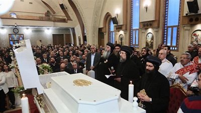 3 أساقفة في صلوات تجنيز القس لوقا غبور بالإسكندرية