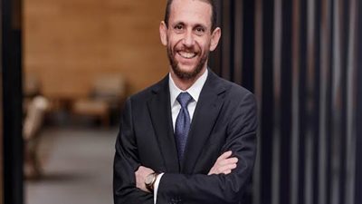 المئات يتوافدون على كنيسة مارمرقس لتوديع جثمان خالد بشارة