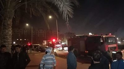 الحماية المدنية تسيطر على حريق مطعم بأكتوبر (صور)