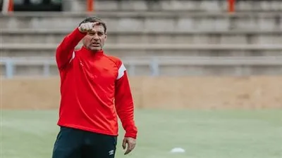 فايلر يحسم الجدل حول استمرار شريف إكرامي في الأهلي