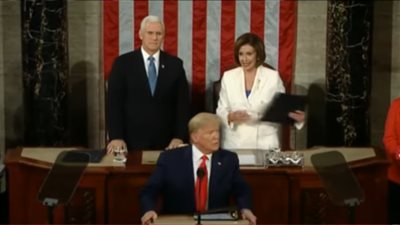 شاهد.. ترامب يحرج رئيسة مجلس النواب الأمريكي ويرفض مصافحتها