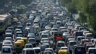 ازدحام مروري وتباطؤ في حركة السيارات بشارعي فيصل والهرم