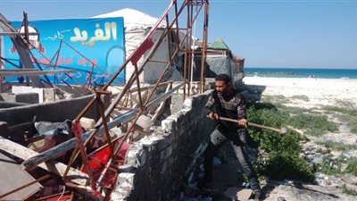 بعد شكاوى الأهالي.. إزالة المقاهي على شاطئ النخيل بالإسكندرية (صور)