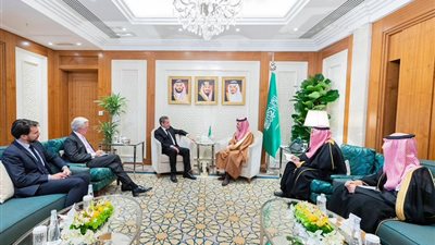 وزير الخارجية السعودي يستقبل رئيس فرنسا السابق