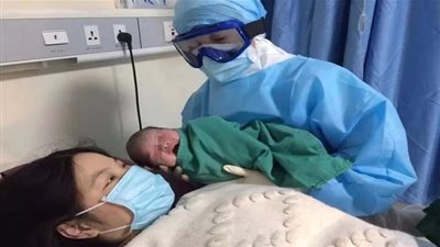 طفل مولود من أم مصابة بـ