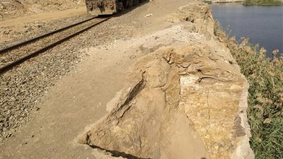 تأكل الجسر الصخري بمسار قطار 
