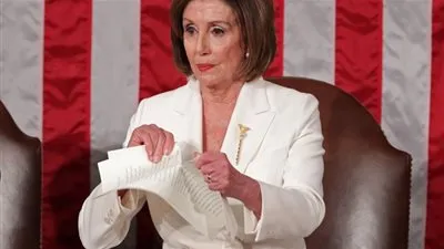 البيت الأبيض يرد على بيلوسي بعد تمزيقها نسخة من خطاب ترامب