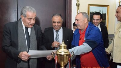 وزير التموين يكرم فريق كرة القدم التابع للوزارة