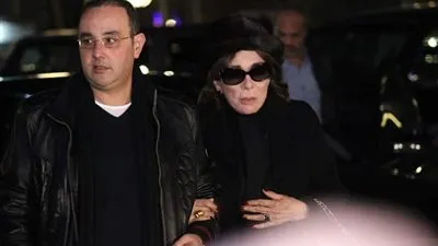 لبنى عبدالعزيز تصل إلى عزاء نادية لطفي