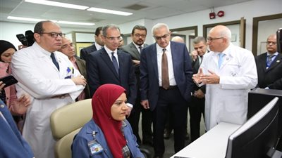 وزير الاتصالات يتفقد مشروع العلاج عن بُعد بجامعة المنصورة (صور)