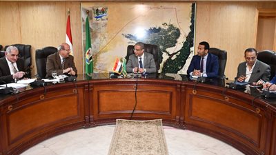 محافظ الفيوم يبحث تأهيل وتطوير عدد من المشروعات الاستثمارية