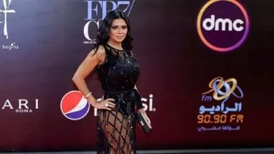 شاهد.. رانيا يوسف تقدم وصلة رقص شرقي على أنغام 