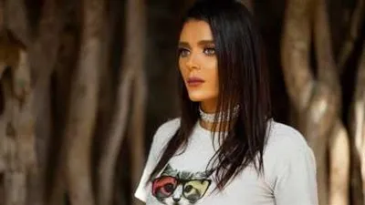 شاهد.. انهيار هبة السيسي في عزاء والدتها (صورة)