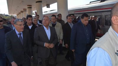 وزير النقل يتابع انتظام العمل بمحطة السكة الحديد بالمنيا (صور)