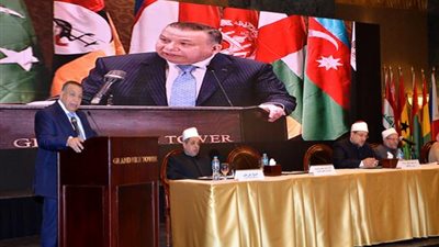 منح طفل رحلة عمرة في افتتاح المسابقة العالمية للقران الكريم