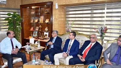 محافظ أسوان يستقبل وفد الرقابة والاعتماد بشأن منظومة التأمين الصحي 