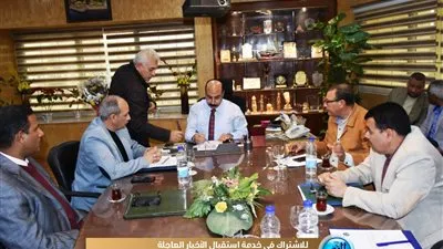 محافظ أسوان يبحث مع رئيس الهيئة العامة للطرق والكباري رفع كفاءة طريق 