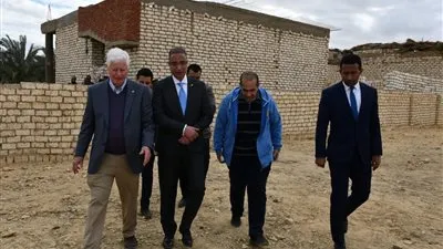 بتكلفة 3,5 مليون جنيه.. محافظ الفيوم يُسلم 30 منزلاً بقرية 