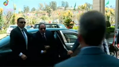 شاهد.. لحظة وصول السيسي إلى مقر إقامته في أديس أبابا