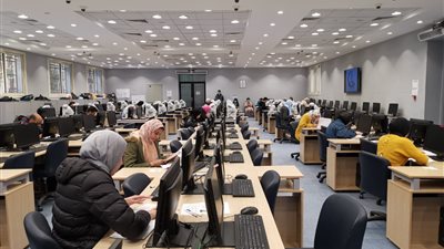 240 طالبا يؤدون امتحان 