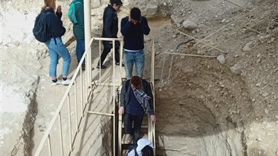 وفد من دارسي الآثار الهولنديين في حجرة الدفن بهرم اللاهون بالفيوم  