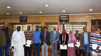 محافظ أسوان يسلم عقود 9 وحدات سكنية بالإسكان المتميز (صور)