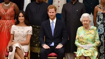 الملكة إليزابيث تطالب الأمير هاري وميغان بالعودة إلى بريطانيا