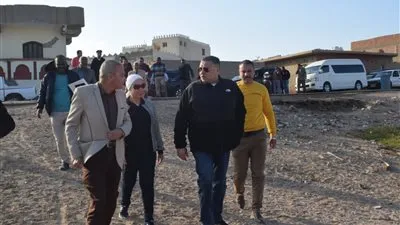 استجابة لمطالب الأهالي.. محافظ البحر الأحمر يتفقد مدينة رأس غارب ويوجه بتطوير الشاطئ العام والمستشفى المركزي 