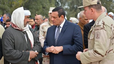 محافظ البحيرة والمستشار العسكري يقدمان العزاء لأسرة شهيد سيناء (صور)
