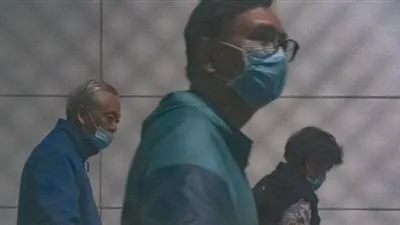 الشرطة في هونج كونج تلاحق شخصين هربا من الحجر الصحي