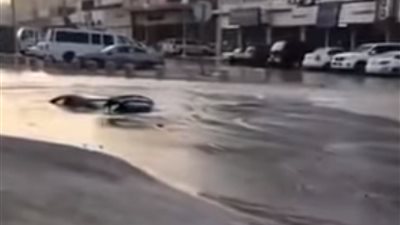 انهيار أرضي يبتلع سيارة مواطن بالأحساء