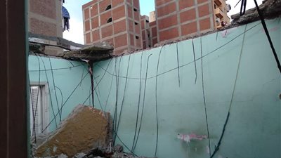 إخلاء عقار من السكان عقب انهيار جزئي في الإسكندرية (صور)