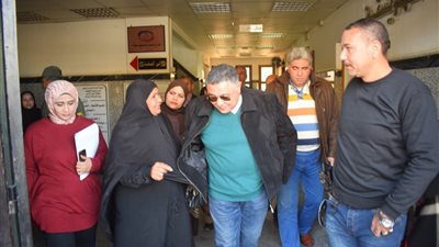 محافظ البحر الأحمر ينقذ طفلة خلال تفقده عيادة التأمين الصحي بالغردقة 