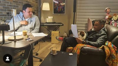 أكرم حسني عن صورته مع أحمد فهمي: 