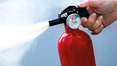 إحداهما حامل.. طلاب يفتحون طفاية حريق في وجه معلمتين (فيديو)